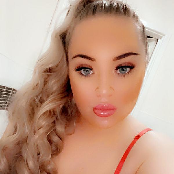 Busty Ella webcam
