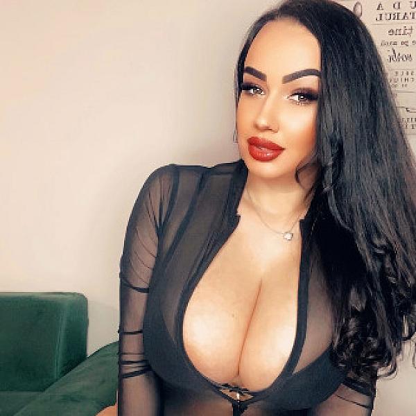 Lora Busty webcam