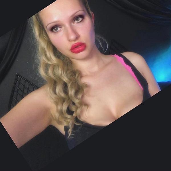 Blonde Princess Angel webcam