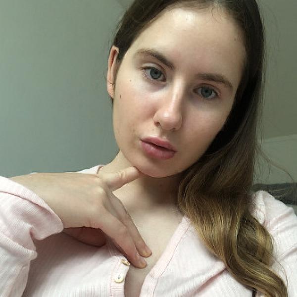 Brunette Amira webcam
