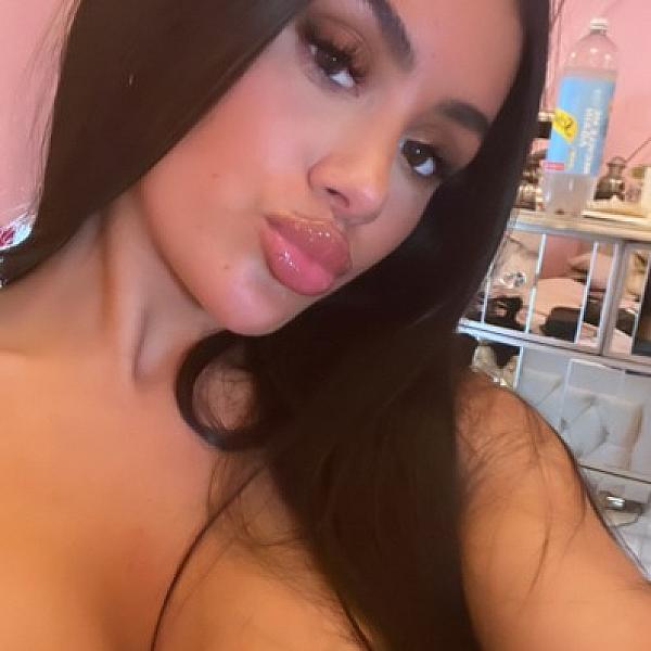 Sexy Selena webcam