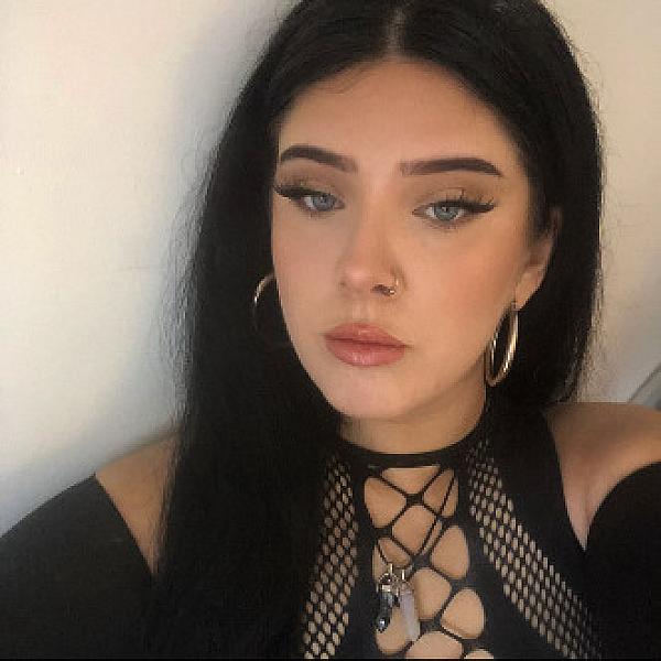 Astrid Love webcam