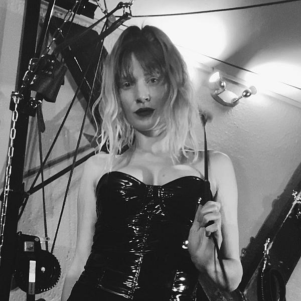 Dominatrix Mary webcam