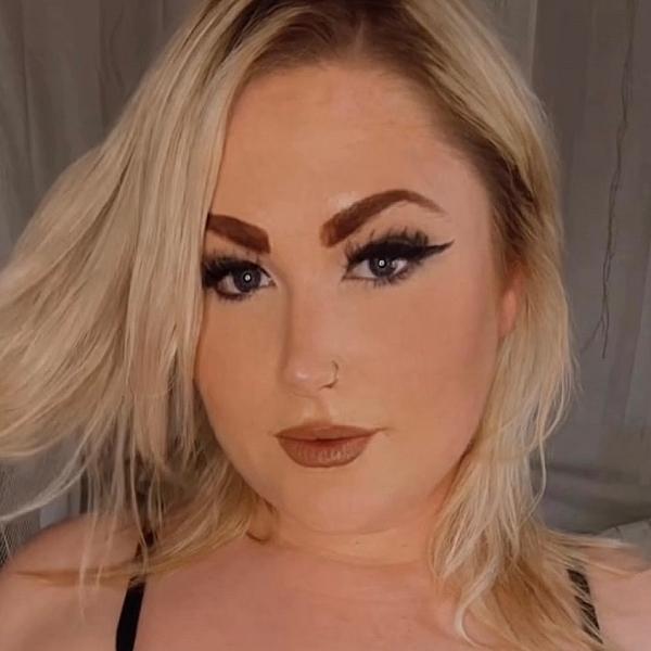 Curvy Busty Blondex webcam