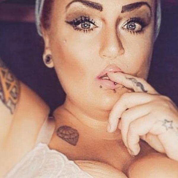 Busty Karlyx webcam