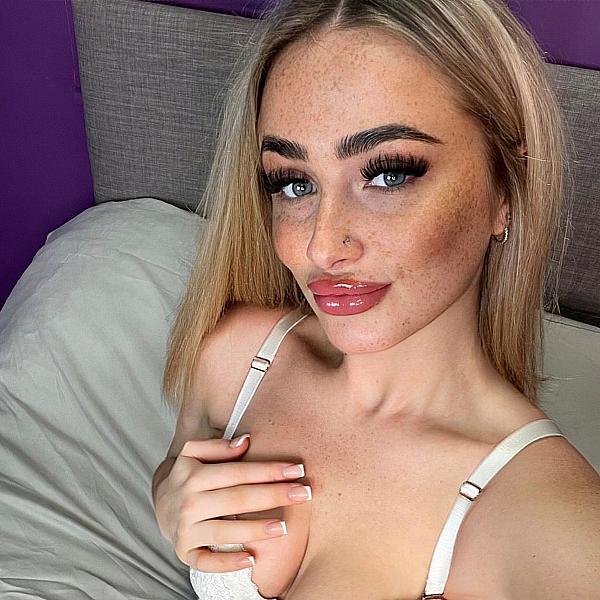 Elle Amour webcam