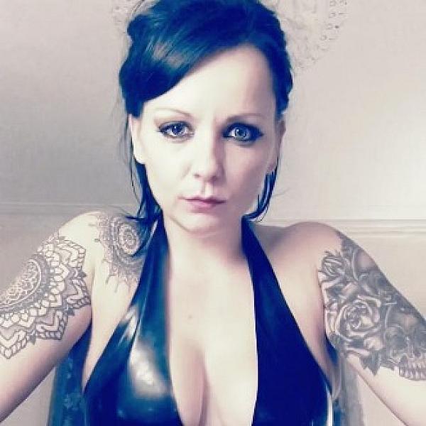 Miss Bella Bee webcam