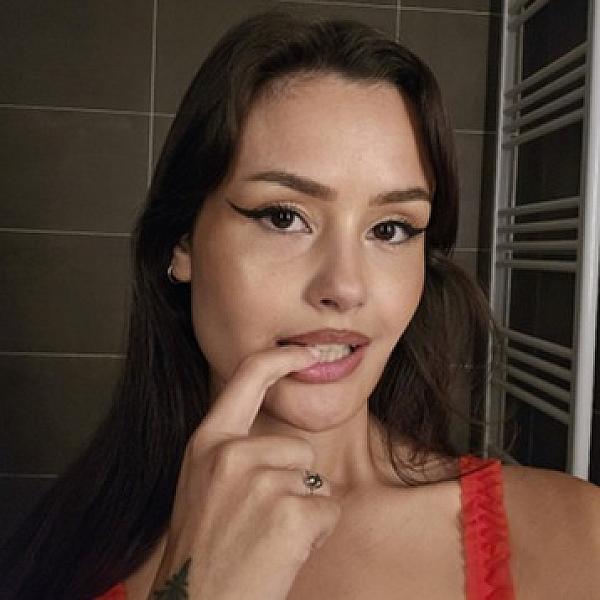 Lea Dove webcam