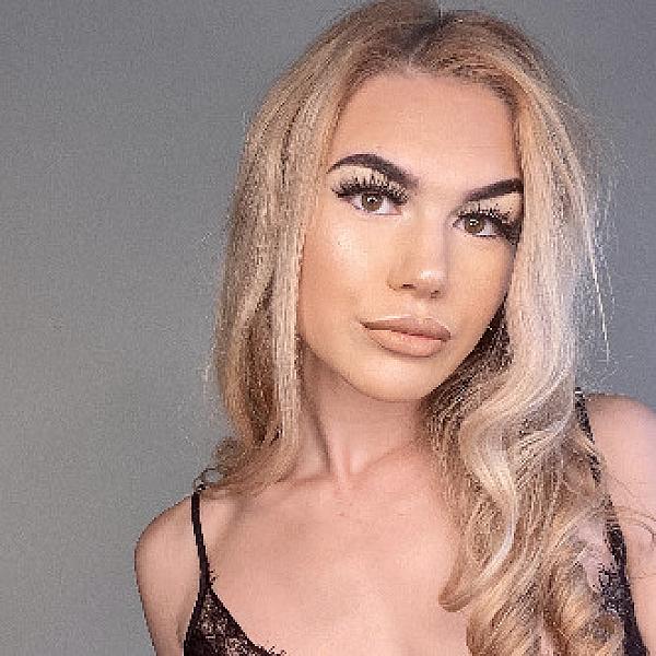Louiseblondebabexx webcam