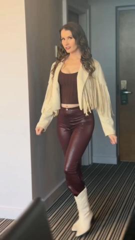 Brook Logan's How's my outfit looking? 💋
