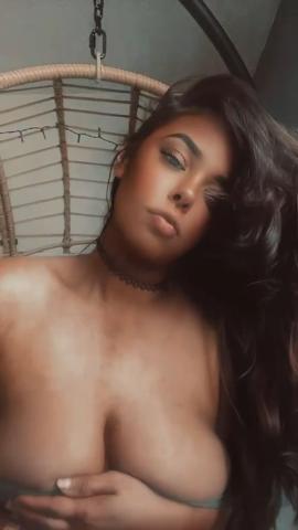 ValentinaX's busty latina