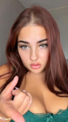 Hourglass honey's Pretty green eyes